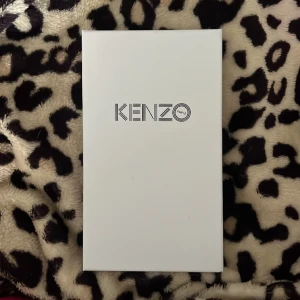 Mobilskal  - Kenzo skal till iPhone 8 men passar 7/6/6s. Lite sönder längst upp till höger, kan skicka bild privat. Kan även tänka mig att byta.🤍🤍🤍