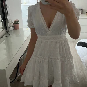 Sommar klänning  - Jätte fin sommar klänning som bara är använd en gång på en skolavslutning❤️så iprincip nyskick❤️