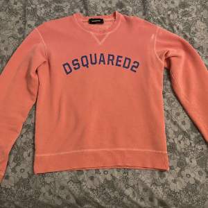 Dsquared2 sweatshirt säljes då den blivit för liten. 