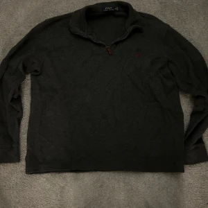 Ralph lauren pullover - En Ralph Lauren pullover, fint skick, ända felet är en fläck. Går att få bort har inte försökt själv. Pris kan diskuteras