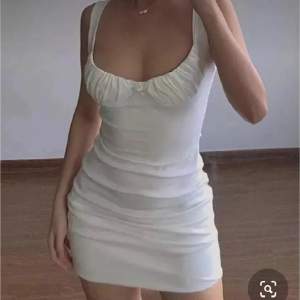 Jag säljer en vit klänning perfekt till sommarn!!💕 skriv vid intresse, den är endast testad