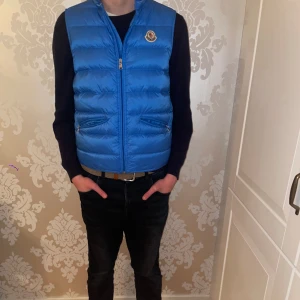 Moncler gui väst  - Säljer denna pga av att den har blivit för liten men den ör ändå i bra sick den har bara ett jätte litet håll på bröstet annars 7/10