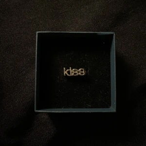 KISS ring - Silvrig ring i rostfritt stål⭐️ Tryck gärna på köp nu!