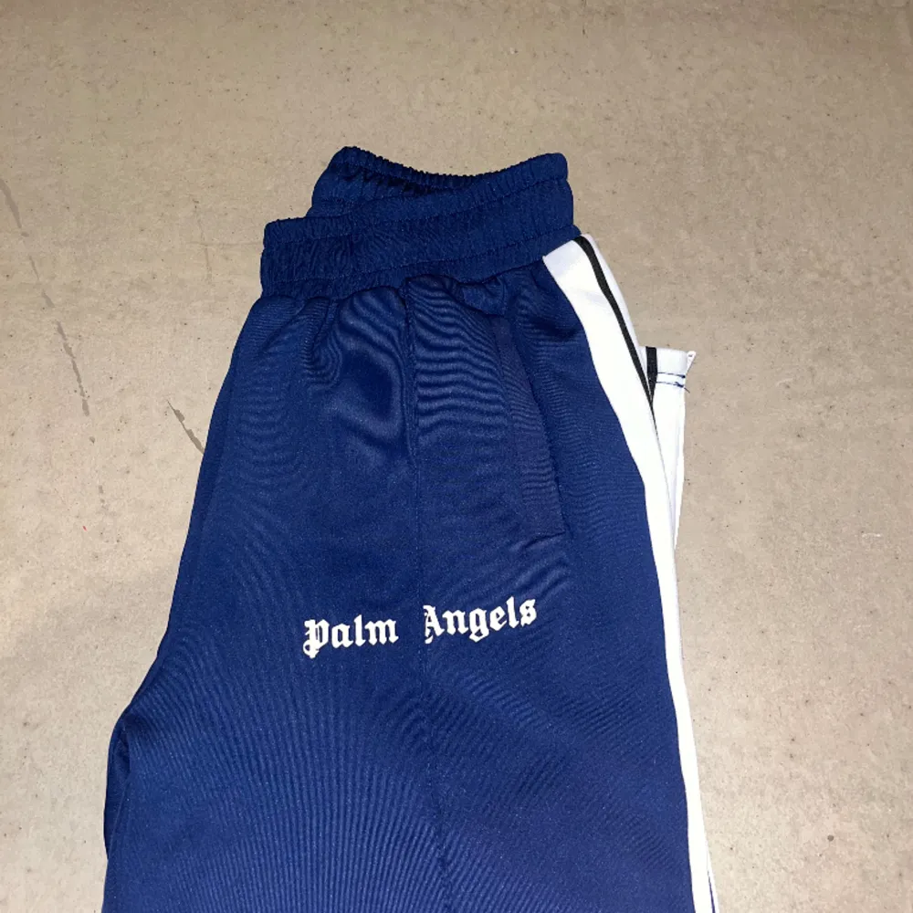 Hej, säljer nu mina palm angels byxor i färgen navy blue. Knappt använda och är i ny skick! Pris kan diskuteras vid snabb affär!. Jeans & Byxor.