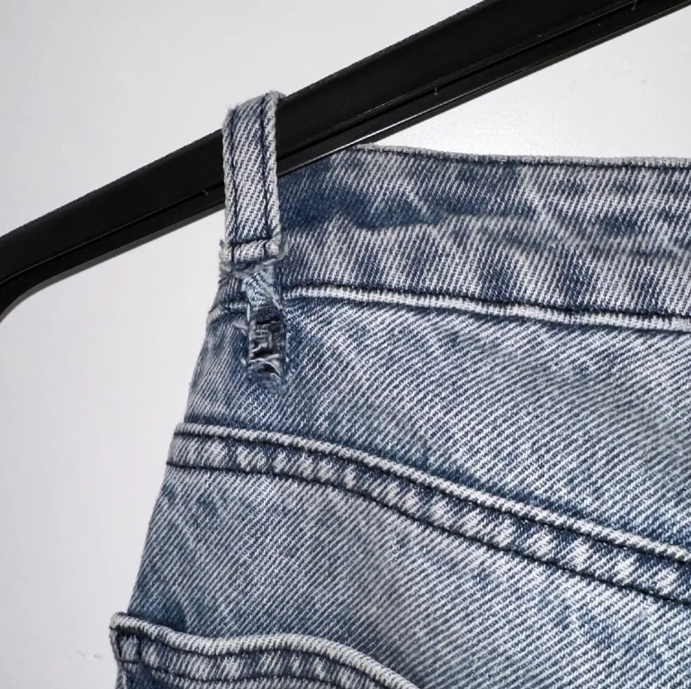 Högmidjade, bra skick minus ett litet hål som är lätt att laga. . Jeans & Byxor.