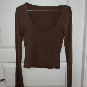 A-dsgn topp - Superfin topp från a-dsgn. Knappt använd. Färgen och modellen syns bäst på sista bilden 💕Tröjan går också att ha bak och fram om man inte vill ha den uringad 💕