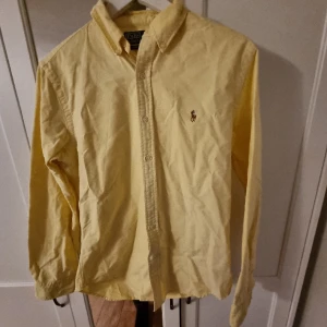 Ralph lauren skjorta - Ralph lauren skjorta i fint skick nypris runt 1200 säljer denna för 299. Pris kan diskuteras vid smidig affär Hör av er vid frågor