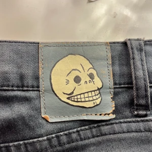 Cheap monday shorts  - Snygga och bekväma cheap monday shorts, lågmidjade. Blå/svarta i färgen. Knappar istället för dragkedja. Använda men fint skick! De går att vika ut ca 4cm om man vill. Midjemått(rakt över): 38,5 cm🎀