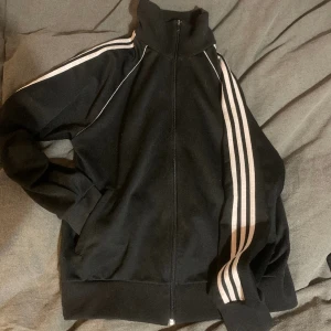 Adidas tröja  - Adidas tröja i storlek m 