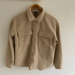 Kappa  - Beige fleece kappa från Gina tricot, storlek xs, perfekt vårjacka 