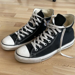 Converse all star - Tja! Säljer ett par lätt använda converse all stars! Nypris 800kr. Mitt pris 299kr! Kom vid minsta lilla fundering!