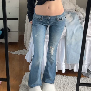 Lågmidjade Bootcut jeans only  - Bootcut och super lågmidjade jeans från only i modellen ”Coral super low sweet flared” i nyskick. Innerbenslängd:73 midjemått:34 (x2) + mycket stretch. Vill du köpa trycker du på köp nu, jag postar inom 24h