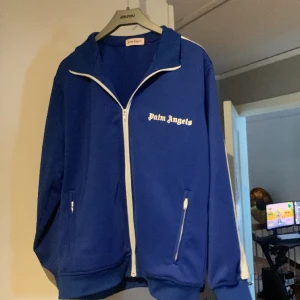 Palm angels tröja - Palm angels tröja mörkblå Fettfläckar på ärmen (sista bilden) Därför nedsatt pris  Annars inga tecken på användning