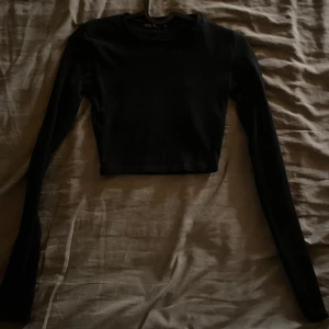 svart topp - svart kroppad topp i strl s som är i bra skick