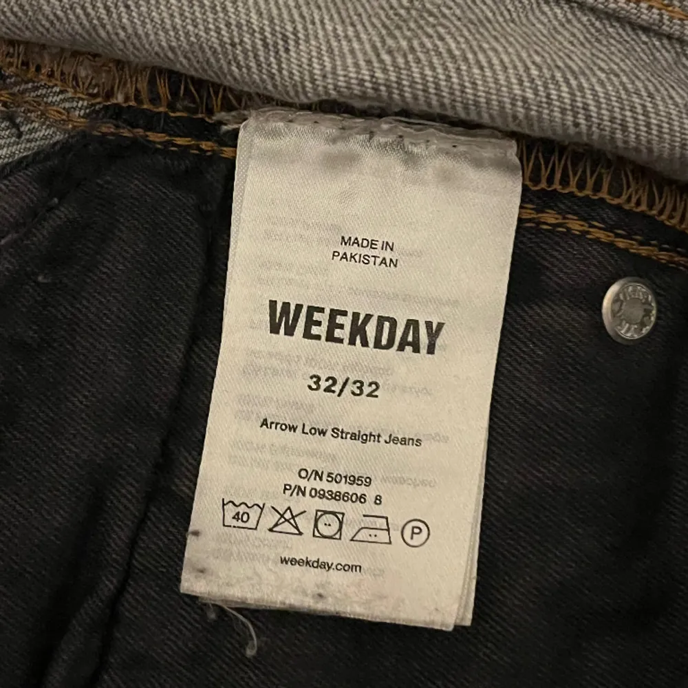 Weekday jeans, jätte fina men kommer inte till användning längre💔 köpte för 590kr säljer för 300.  Jag kan också mötas upp i T-centralen, om in inte vill betala för frakten o så😝. Jeans & Byxor.