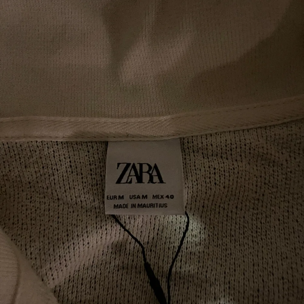 Säljer en helt oanvänd linne skjorta från Zara i storlek M men passar även S. Prislappen sitter kvar. Nypris är 400 kr men jag Säljer den för 250Kr. . Skjortor.