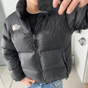 North face jacka  - North face jacka inköpt den a vintern i väldigt bra skick! 