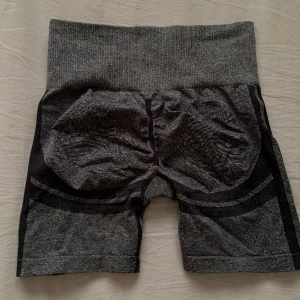 Träningsshorts - Säljer dessa träningsshorts som formar väldigt fint. Använd några gånger. Storlek L. Sitter tajt.