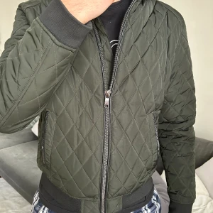 Zara jacka - Säljer min zara jacka som används i ett år snart, jackan används numera inte längre och därav säljer jag den, den har några defekter vid fickorna men därav priset