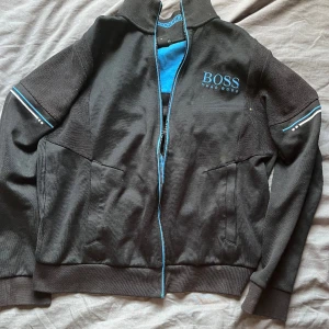 Hugo boss tröja - Passar inte längre mig så säljer den är i ok skick det ända är det som ni ser på sista bilden 