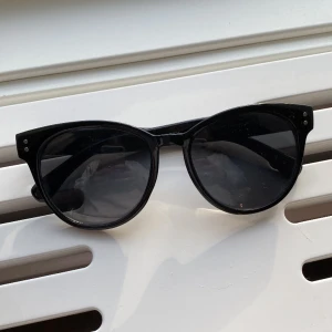 Solglasögon! - Säljer mina favvo solglasögon från lindex😍 Nypris 200! Säljer för 50!