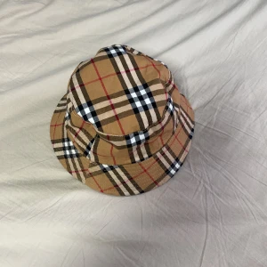 Burberry hatt - Tja,säljer nu min sommar hatt jag använde ett par gånger i sommar,hatten har två sidor som ni ser på bilderna. Skick 9/10. Tveka inte att ställa frågor, OBS pris kan diskuteras 