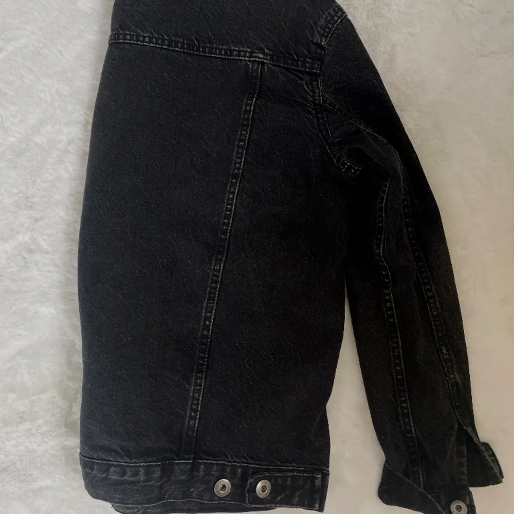 Säljer en svart jeansjacka som är använd fåtal gånger köpt från lager 157. Fint skick som fungerar perfekt till vår/sommar och tidig höst🌷🍁🍀. Jackor.