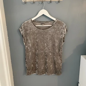 Skimrig T-shirt  - Grå/silvrig skimrig t-shirt i strl XS men funkar som S också, knappt använd, väldigt mjukt och skönt material✨✨
