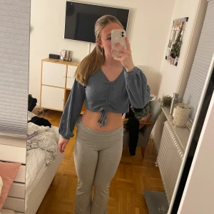 Blå kort långärmad tröja - Blå kort långärmad tröja i storlek S