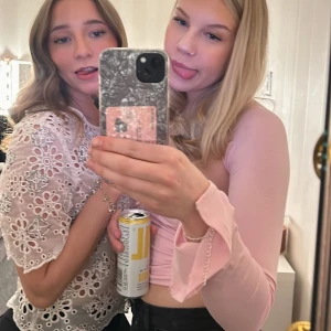 Topp - Superfin vit festlig topp med silvriga detaljer! Storlek xs/34💗