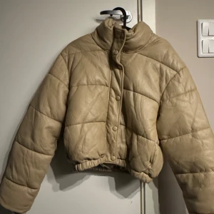 Beige jacka från Zara - Beige jacka från zara, med skinn material. Korta modellen🤍  Fortfarande fint skick, inga synliga märken eller något🤍 tryck på KÖP NU🩷