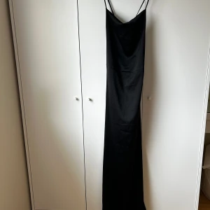 Festklänning  - Klänning som jag har använt endast en gång, passar för allt från bal till bröllop och allt!  Skriv för bilder på eller funderingar🩷
