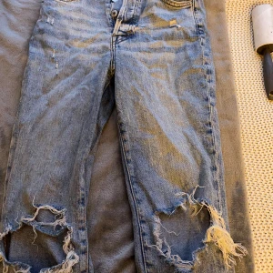 Jeans - Jeans från hm, mom jeans. Storlek 34 säljer för 49kr