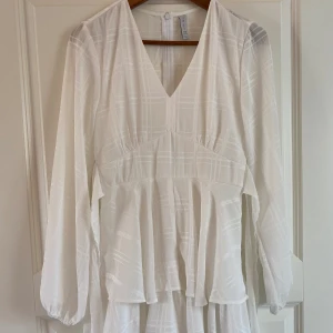 Vit klänning  - Har bara använt den en gång. Det är inget vanlig klänning för att den jag shorts under. 