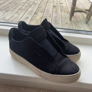 Axel arigato - Halloj! Säljer dessa arigatos. De är välanvända men samt välskötta, De är använda cirka 6 månader sparsamt. Tänker på ett pris runt 1500🤝 Färg på skon är nayvy blue!