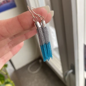 Örhängen  - Örhängen i blått och silver. Krokarna lite slitna.