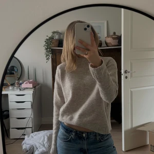 stickad tröja  - jättefin och skön stickad tröja i en perfekt beige färg!! knappt använd så är i bra skick