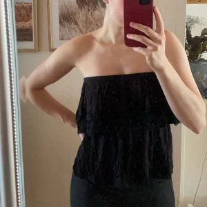 Söt tubtopp - Tubtopp med volang och söt spets. Aldrig använd, endast testad och legat i garderoben. Säljes då den är för stor.