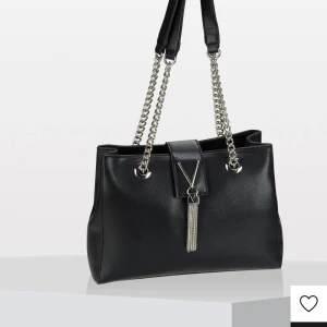 Väska - Svart väska från Valentino bags, köptes för 1165kr, nyskick