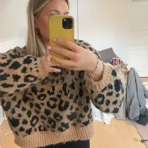 Fin stickad leopard tröja, använd få gånger, bra skick. Säljer för den inte kommer till användning 