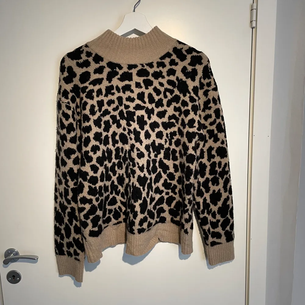 Stickad leopard tröja från NA-KD. Storlek s. Säljer för 199kr. Om ni undrar något eller vill ha fler bilder skriv till mig i chatten💕. Tröjor & Koftor.