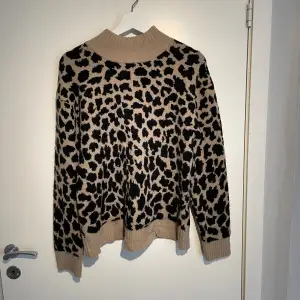 Stickad leopard tröja från NA-KD. Storlek s. Säljer för 300kr. Om ni undrar något eller vill ha fler bilder skriv till mig i chatten💕