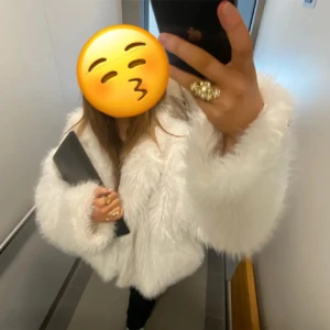 Vit pälsjacka - Köptes på plick, säljer vidare då den inte används💕 helt slutsåld! Storlek XL men sitter mer som en S/M😊