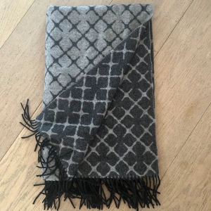 malene birger halsduk - säljer denna fina halsduken, använd fåtal gånger, jätte fint skick💕🥰🥰