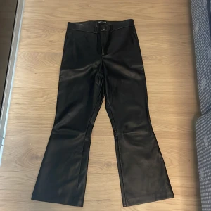 Skinnbyxor  - Skinnbyxor fint skick utsvänga. Små i storleken !!