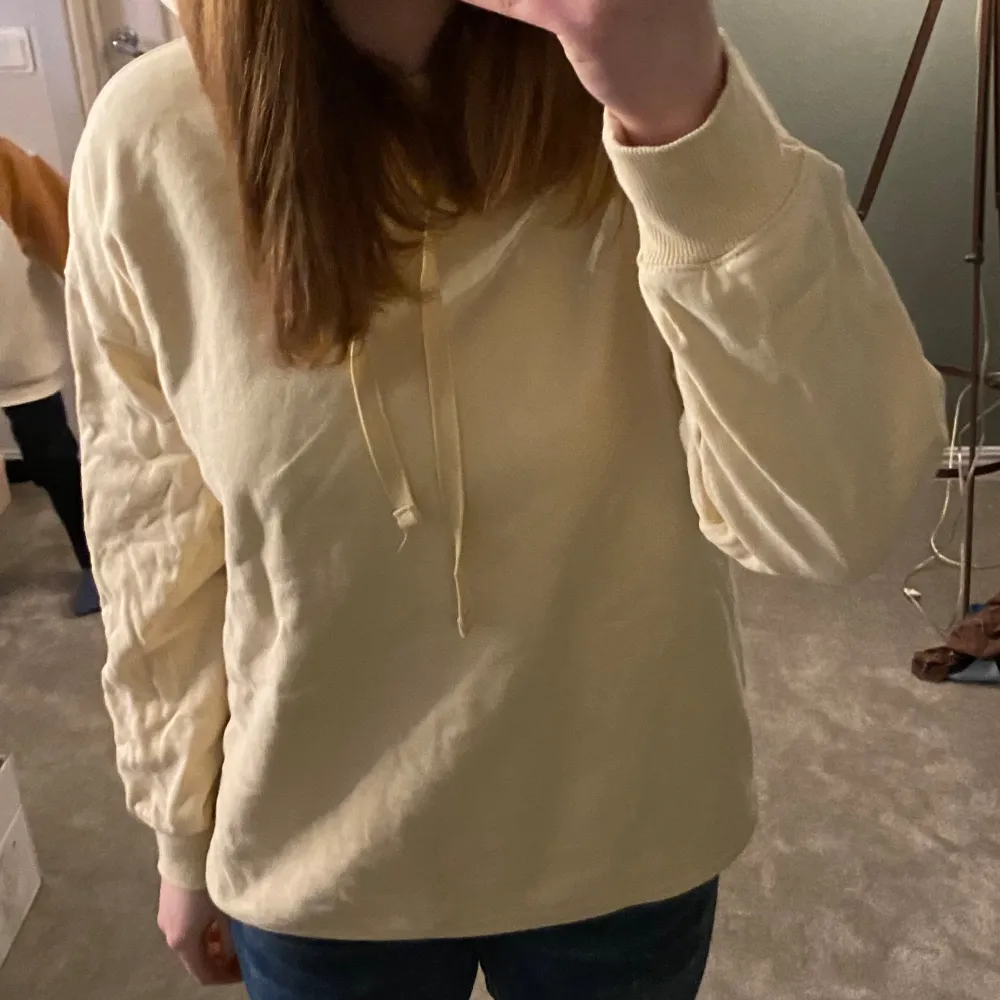 Säljer då jag inte använder denna längre. Pastel gul oversized hoodie passar perfekt som S. Breda snören. Super skön, ganska tjockt material. Gullig sommar färg. Använd några få gånger.💛💛 PRIS KAN DISKUTERAS . Hoodies.