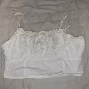 Kort vit topp - En ganska kort vit topp från h&m kostade 78kr men säljer för 30kr eftersom den är välanvänd men i bra skick 