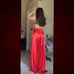 Röd balklänning från bubbelroom🥰 Jättefin med en slit och knyte i ryggen😇 Sliten går högt och materialet är tunt silke😊