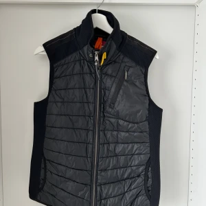 Parajumper väst - En fin väst i väldigt fint skick som säljs då den är för liten för mig.