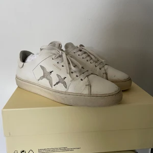 Axel Arigato skor  - Tja, säljer mina gamla skor pga att jag har köpt nya. Skorna är ganska använda och får därför är billigt pris. Köpta för 2500 men jag sätter priset på 450kr. 